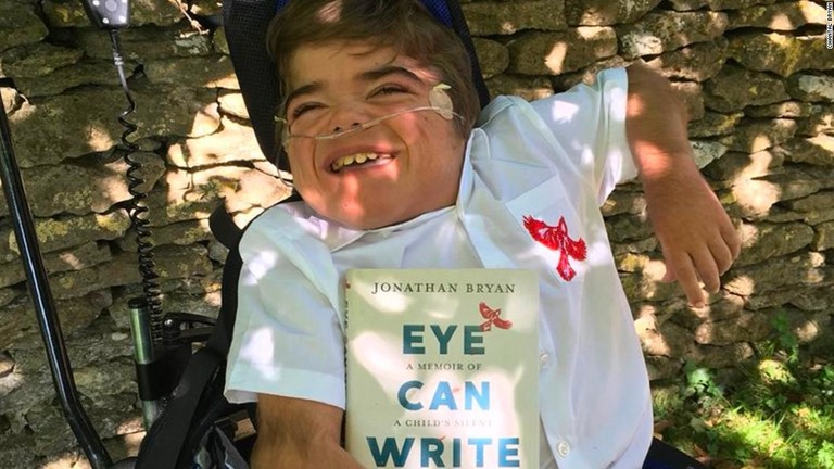 １２歳のジョナサン・ブライアン君が、目の動きで文字をつづって書いた本を出版/Chantal Bryan
