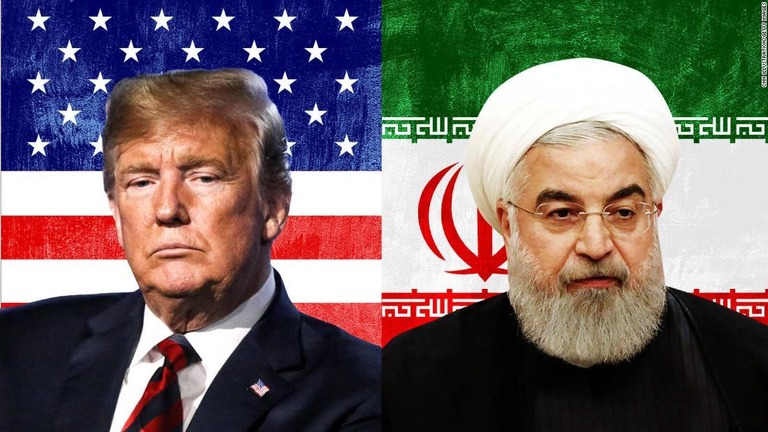 イランのロハニ大統領（右）がトランプ米大統領との対話を「今すぐにも」行えると表明/CNN Illustration/Getty Images