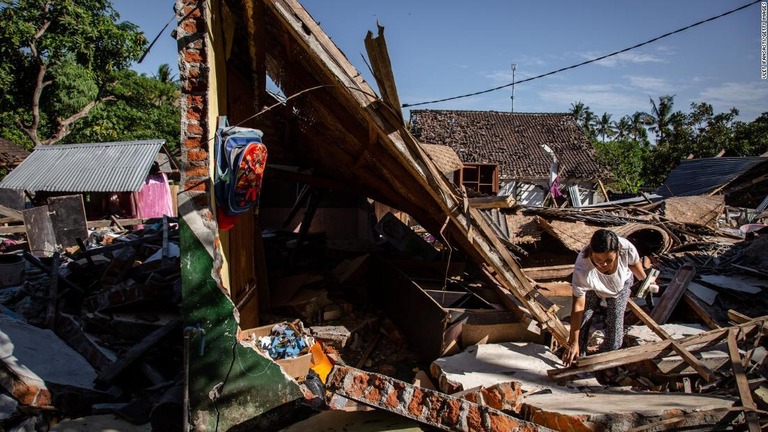 地震で倒壊した建物。９日にもＭ５．９の地震が発生した/Ulet Ifansasti/Getty Images