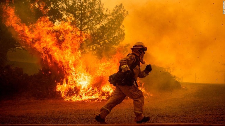 米加州の大規模山火事について、鎮火が完了するのは９月１日になるとの見方が出ている/Noah Berger/AP