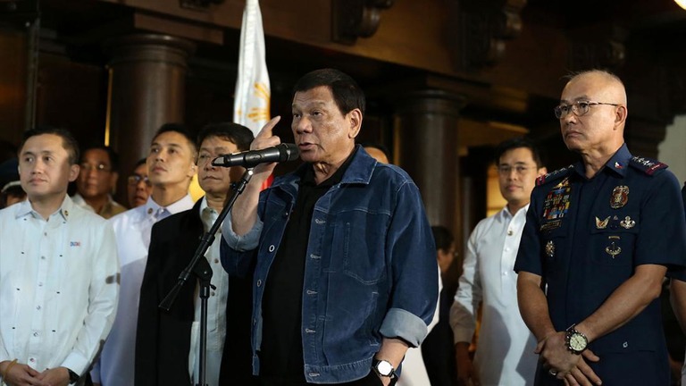 ドゥテルテ大統領が重罪犯罪の疑惑をかけられた警察官に対し「殺害する」と脅した/Philippines Presidential Communications Office