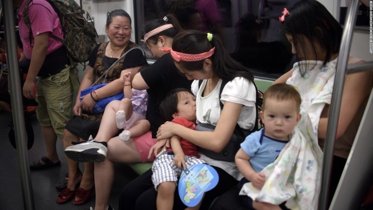 中国では国民に対し、子どもの数を増やすよう呼びかける声が強まっている/JOHANNES EISELE/AFP/AFP/Getty Images