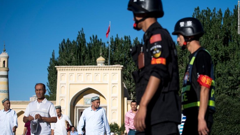 新疆ウイグル自治区の警備に当たる警察官/JOHANNES EISELE/AFP/AFP/Getty Images