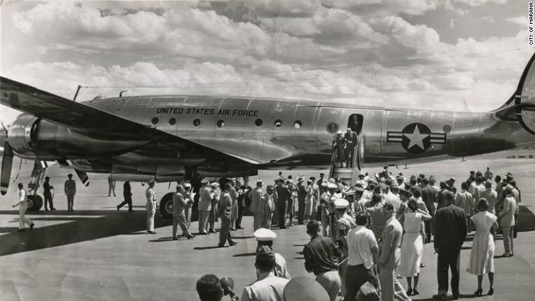 アイゼンハワー大統領とマミー夫人が「エアフォースワン」から出てくる様子。機材はロッキード・コンステレーション「コロンバインⅡ」だ＝１９５３年/City of Marana