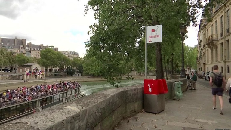パリの街角の「エコ便器」が不評を買っている/CNN