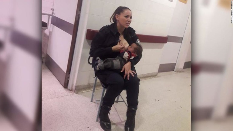 病院で泣き叫ぶ赤ちゃんに母乳をあげてなだめる女性警官/ Marcos Heredia/Facebook