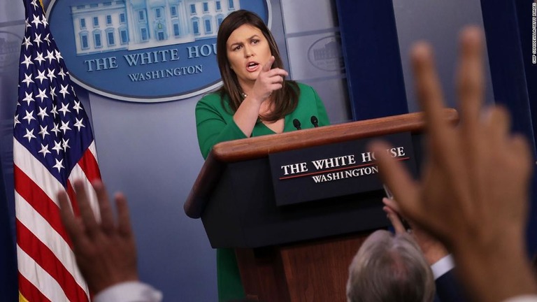 ホワイトハウスのサンダース報道官。トランプ大統領は「誤ったことを何もしていない」との見方を示した/Chip Somodevilla/Getty Images 