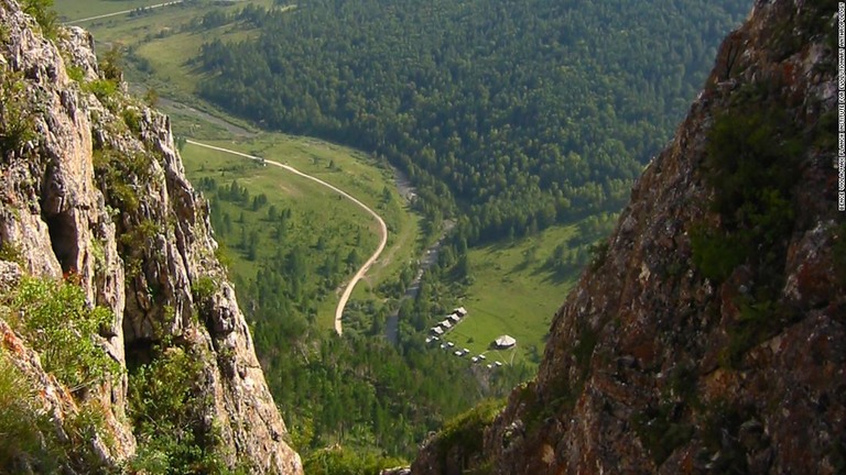 ロシアにあるデニソワ洞窟。発見された骨が、ネアンデルタール人の母とデニソワ人の父を持つ子どものものであることが分かった/Bence Viola/Max Planck Institute for Evolutionary Anthropology