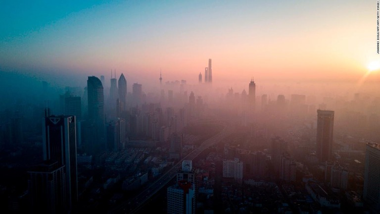 汚染した大気に長期間さらされると認知能力が低下するとの研究結果が出た/JOHANNES EISELE/AFP/AFP/Getty Images