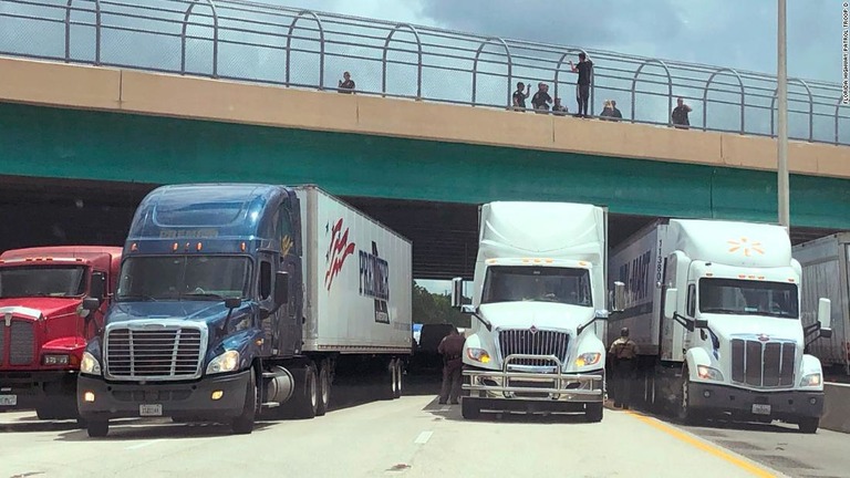 男性の飛び降りを阻止しようと、陸橋の下にトラックが集結した/Florida Highway Patrol Troop D
