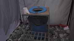 ネパール当局がベースキャンプに設置した簡易トイレ