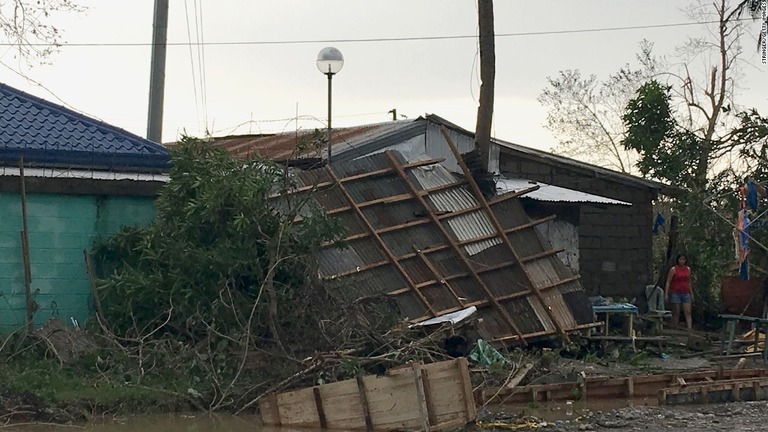 ２０１６年の台風ハイマーで倒壊した建物。台風２２号（マンクット）がルソン島方面へ向かって移動している/Stringer/Getty Images
