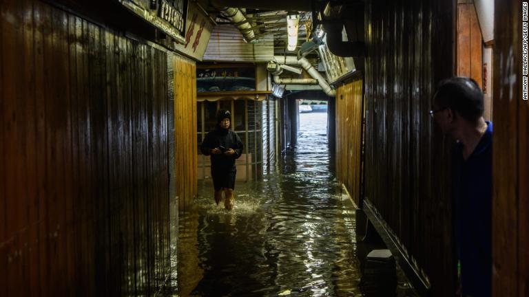 冠水した住宅地＝１６日、香港/Anthony Wallace/AFP/Getty Images