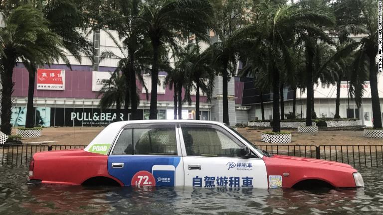 乗り捨てられたタクシー＝１６日、香港/Anthony Wallace/AFP/Getty Images