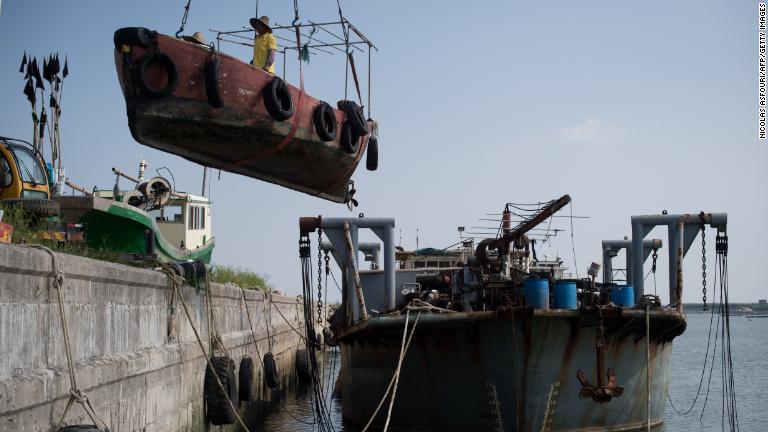 台風の襲来に備えて船を移す漁師＝１５日、中国・湛江市郊外/Nicolas Asfouri/AFP/Getty Images