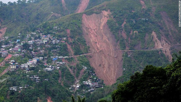 フィリピン・ベンゲット州で起きた土砂崩れ/Haley Palangchao/REUTERS