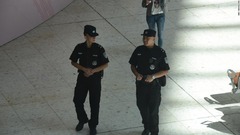 西九竜駅をパトロールする警官。駅の一部区域は中国の法律が適用される