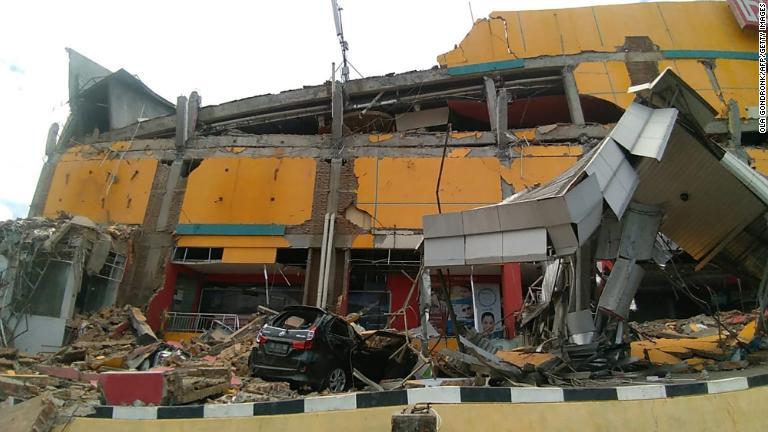 地震で壊れた建物＝スラウェシ島/Ola Gondronk/AFP/Getty Images