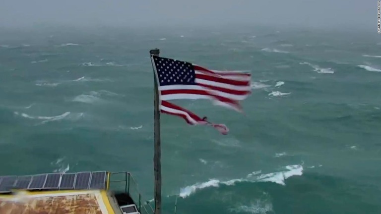 ハリケーンが近づくなか、強風にあおられる旗の様子を多くの人がネットを通じて目にしていた/Courtesty Explore.org