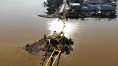 津波によって破壊された橋や道路