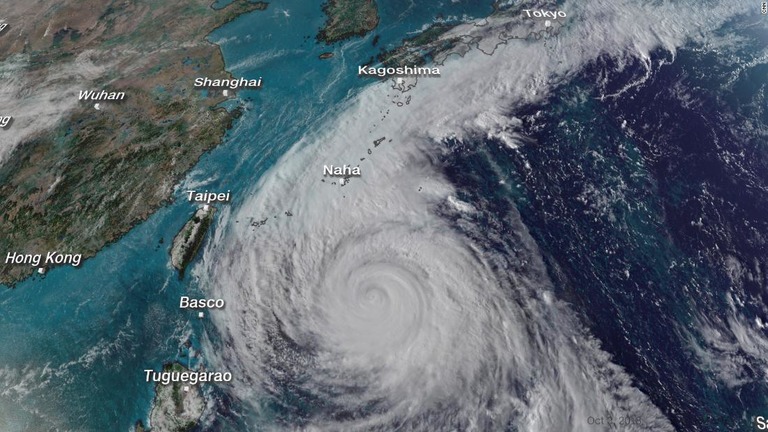 大型で強い台風２５号が沖縄に接近/CNN