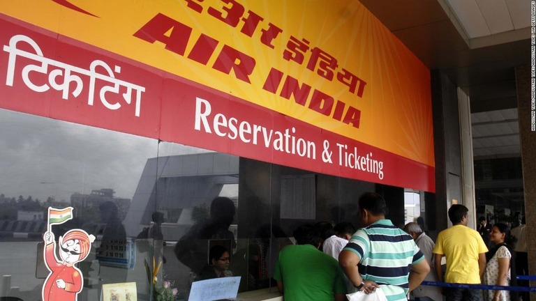 エア・インディア傘下の航空会社が運航する旅客機が、空港敷地を囲む壁に衝突/Hindustan Times/Hindustan Times/Hindustan Times via Getty Images
