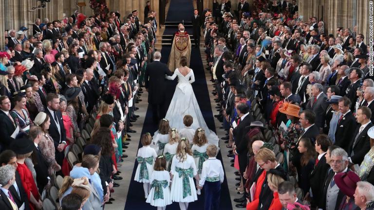 式場に入るユージェニー王女を大勢の参列者が迎えた/Danny Lawson/WPA Pool/Getty Images