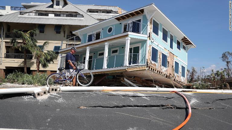 強風によって道路を隔てた向かいの建物に衝突した家屋＝１１日/Joe Raedle/Getty Images