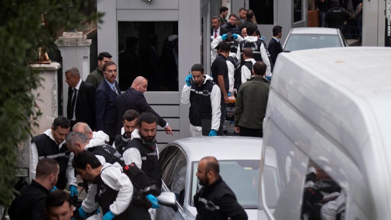 在イスタンブール・サウジ総領事館に集まったトルコ当局者＝１７日/Petros Giannakouris/AP