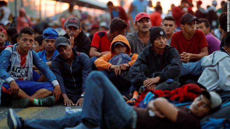 ゲートが開くのを待つ移民たち＝２０日/Ueslei Marcelino/REUTERS