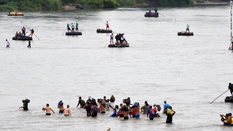 移民の一部は自力で国境にあるスチアテ川を渡った/Orlando Sierra/AFP/Getty Images