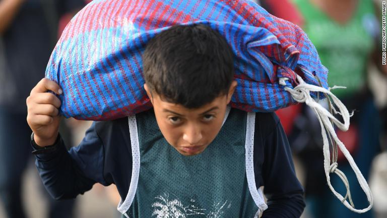 ホンジュラスから来た少年＝２１日、メキシコ・チアパス州/PEDRO PARDO/AFP/Getty Images