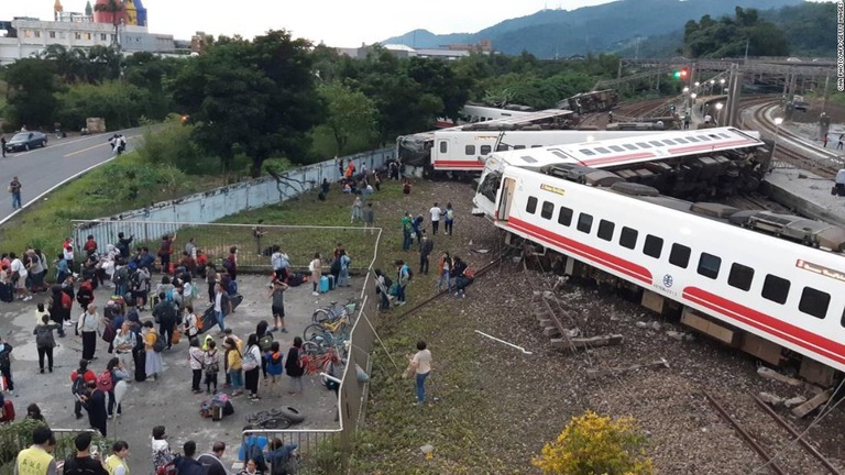 脱線した列車の様子＝２１日、台湾・宜蘭県/CNA PHOTO/AFP/Getty Images