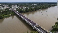 米国を目指す移民の集団が橋の上に集まった＝１９日