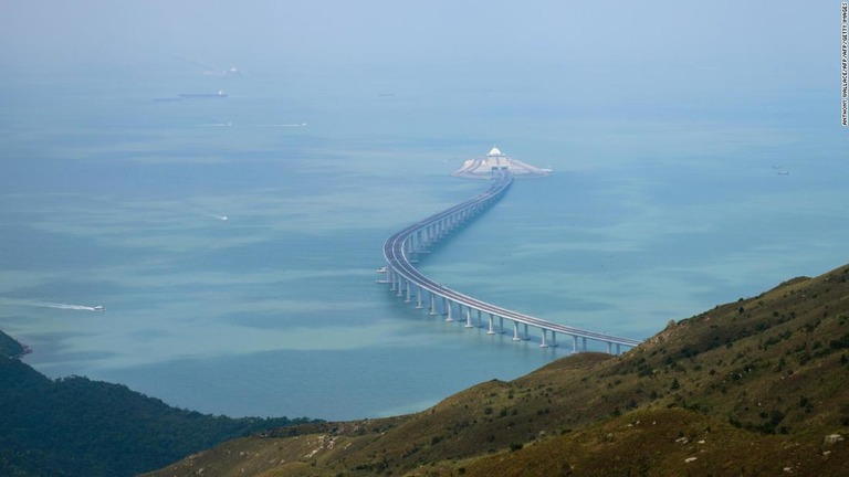 香港と中国本土を結ぶ世界最長の海上大橋が開通/ANTHONY WALLACE/AFP/AFP/Getty Images