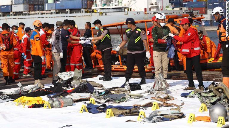 捜索で見つかった所有物や残骸＝２９日/RESMI MALAU/AFP/Getty Images
