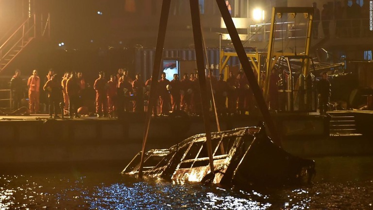 中国でバスが橋から川へ転落し、少なくとも１３人が死亡した/STR/AFP/Getty Images