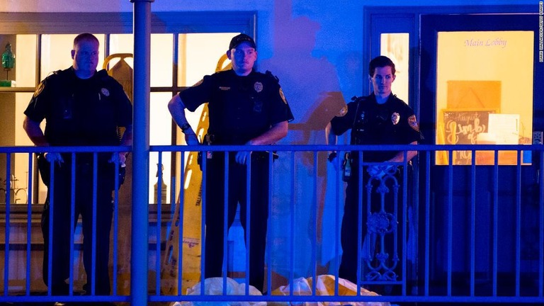 発砲があった建物の外に立つ警官。容疑者がネット上で差別的発言を繰り返していたことがわかった/Mark Wallheiser/Getty Images
