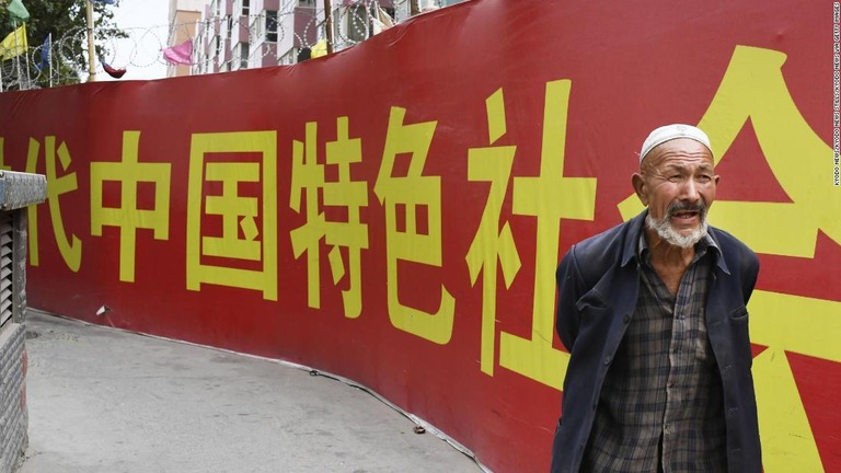 新疆ウイグル自治区の壁には中国共産党のスローガンが書かれている/Kyodo News/Kyodo News Stills/Kyodo News via Getty Images