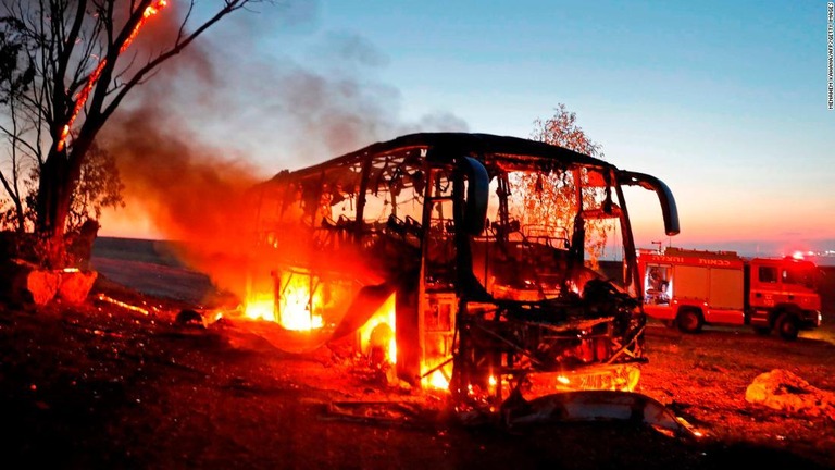 ガザから発射されたロケットが着弾して炎上したバス/MENAHEM KAHANA/AFP/Getty Images