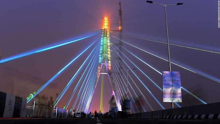 「シグナチャー橋」は１１月４日に開通した/SAJJAD HUSSAIN/AFP/Getty Images
