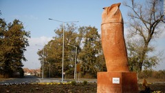 「男性器」似のフクロウ像で物議、セルビアの生息地