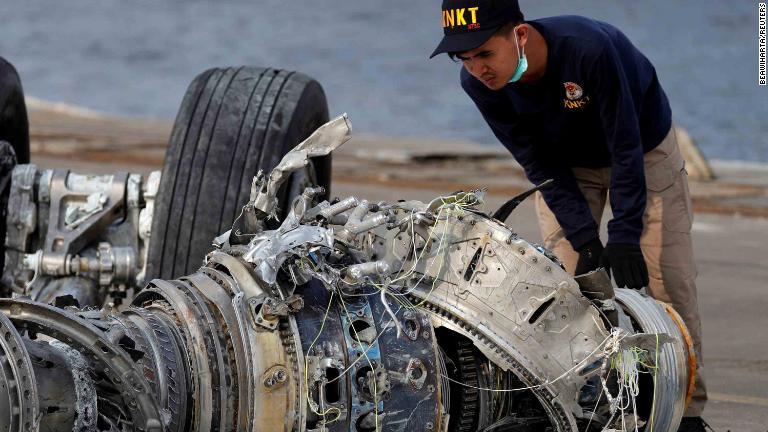 エンジン部の残骸を確認する係官＝４日/BEAWIHARTA/REUTERS