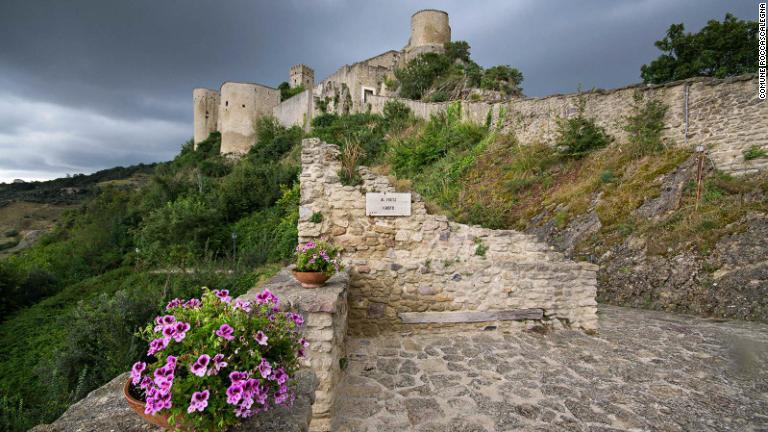 イタリア中部の丘の上にそびえる古城が改修され、結婚式やパーティー、誕生日などのイベント用に貸し出されている/Comune Roccascalegna