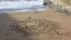 政治的な考えが異なっていたにもかかわらず、トレーナー氏とその人は、協力して砂上の芸術作品を作り上げた