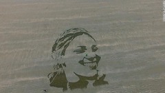 トレーナー氏は次第に有名になり、砂の上に人の似顔絵を描くといったプロジェクトを任されるようにもなった