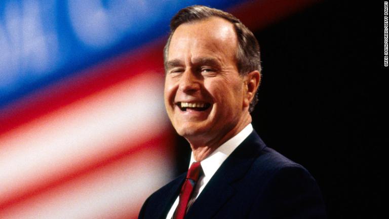 １９９２年にヒューストンで開かれた共和党全国大会に参加するジョージ・Ｈ・Ｗ・ブッシュ氏。様々な政治の要職に就き、大統領まで上り詰めた/Greg Smith/Corbis/Getty Images