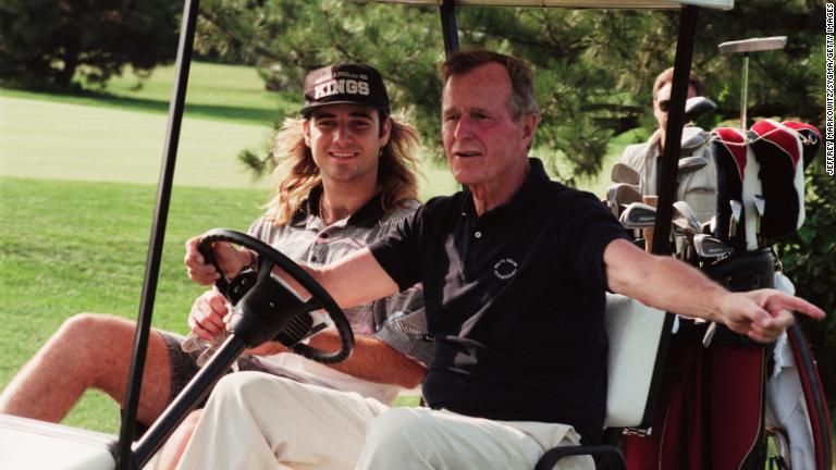 プロテニスプレーヤーのアンドレ・アガシ氏とゴルフを楽しむ＝１９９１年/Jeffrey Markowitz/Sygma/Getty Images