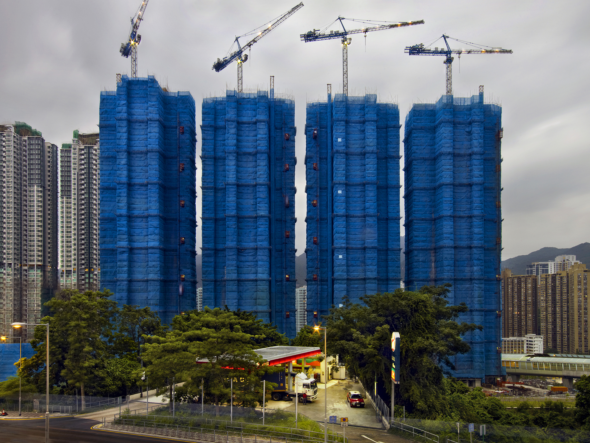 建設中のビルを布で覆って破片が地上に落下するのを防いでいるのは香港ではよく見る光景だ/Peter Steinhauer 