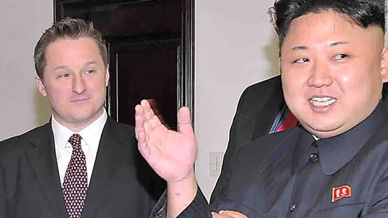 ２０１４年、北朝鮮の金正恩朝鮮労働党委員長（右）と写真に収まるマイケル・スパバ氏/AFPTV / KCNA via KNS